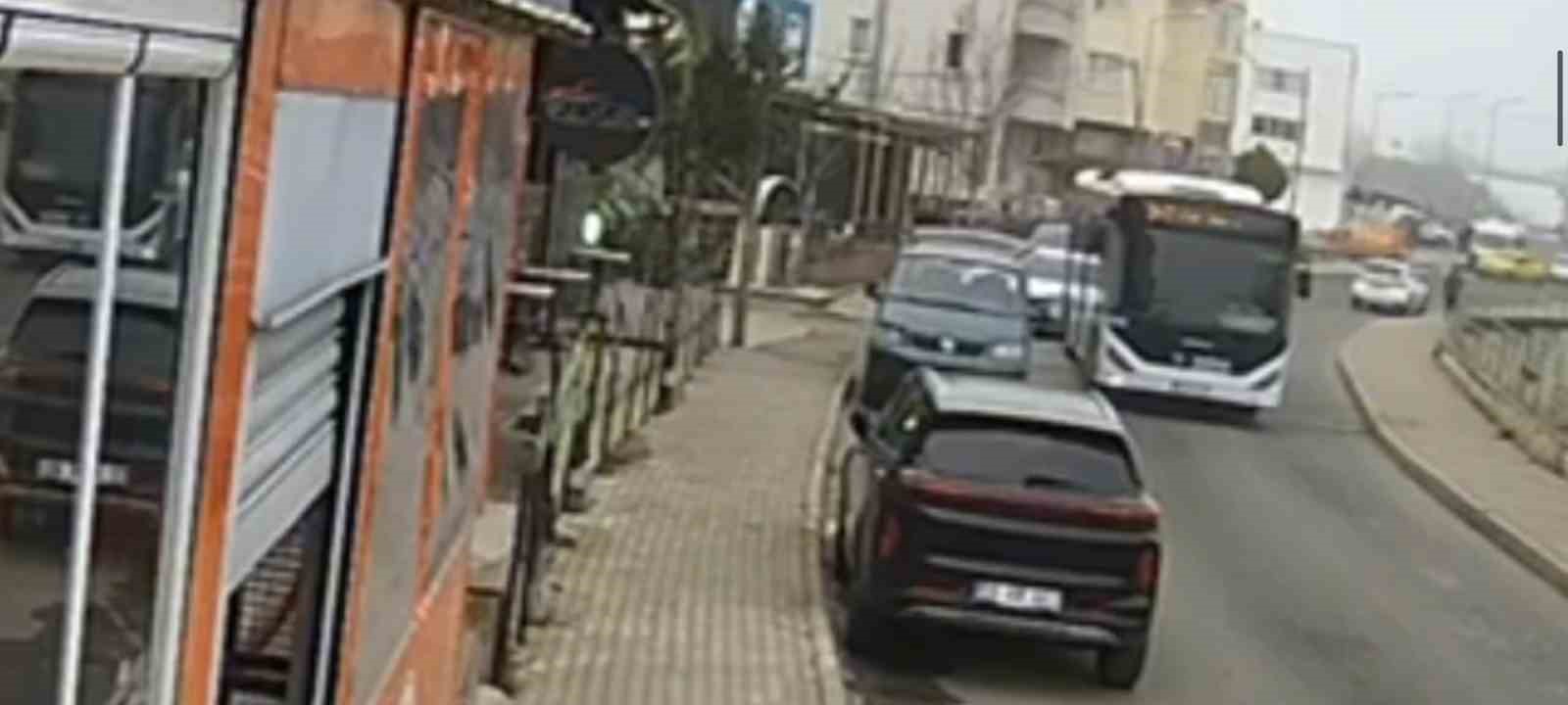 Tekirdağ’da otobüs park halindeki araca çarpıp kaçtı: Kaza anı kamerada