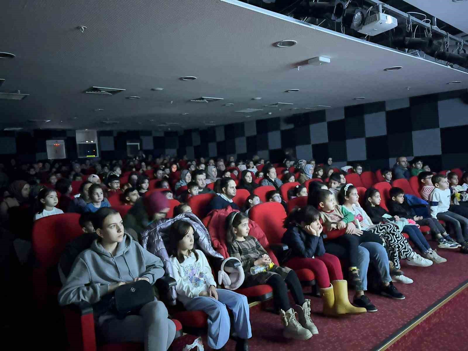 Bilecik’te tatilde çocuklar sinema keyfi yaşadılar