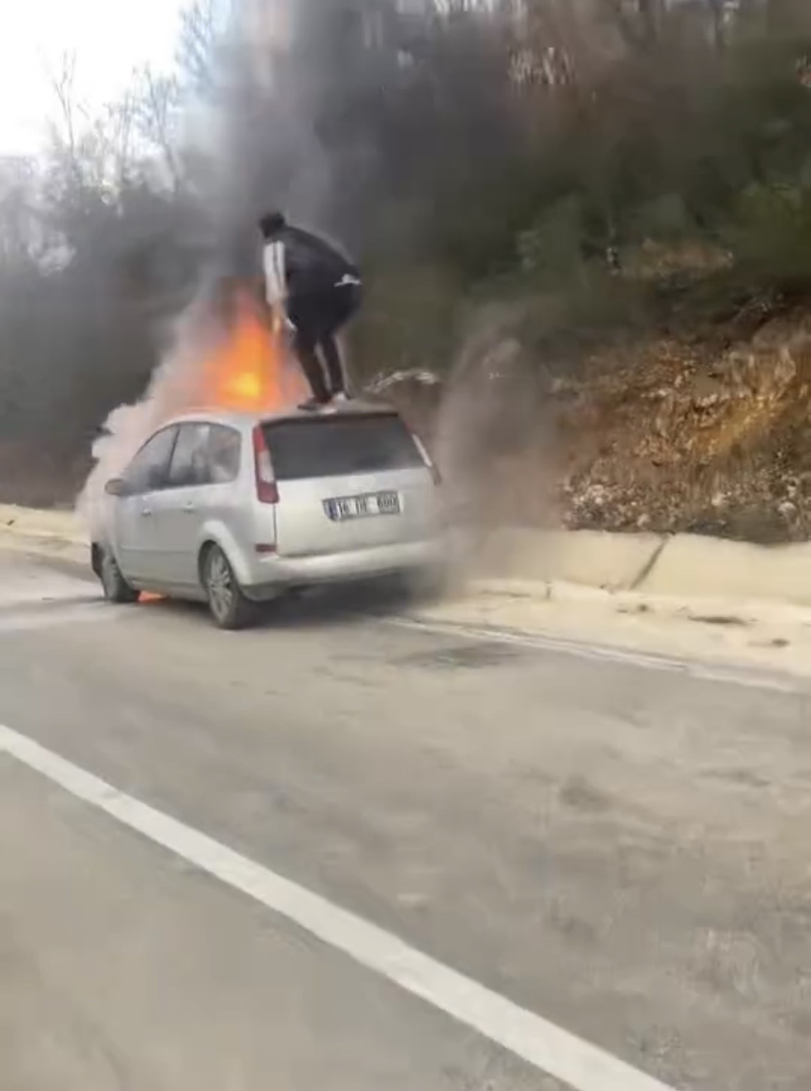 Otomobil alev topuna döndü, canını hiçe sayıp yangını söndürmeye çalıştı