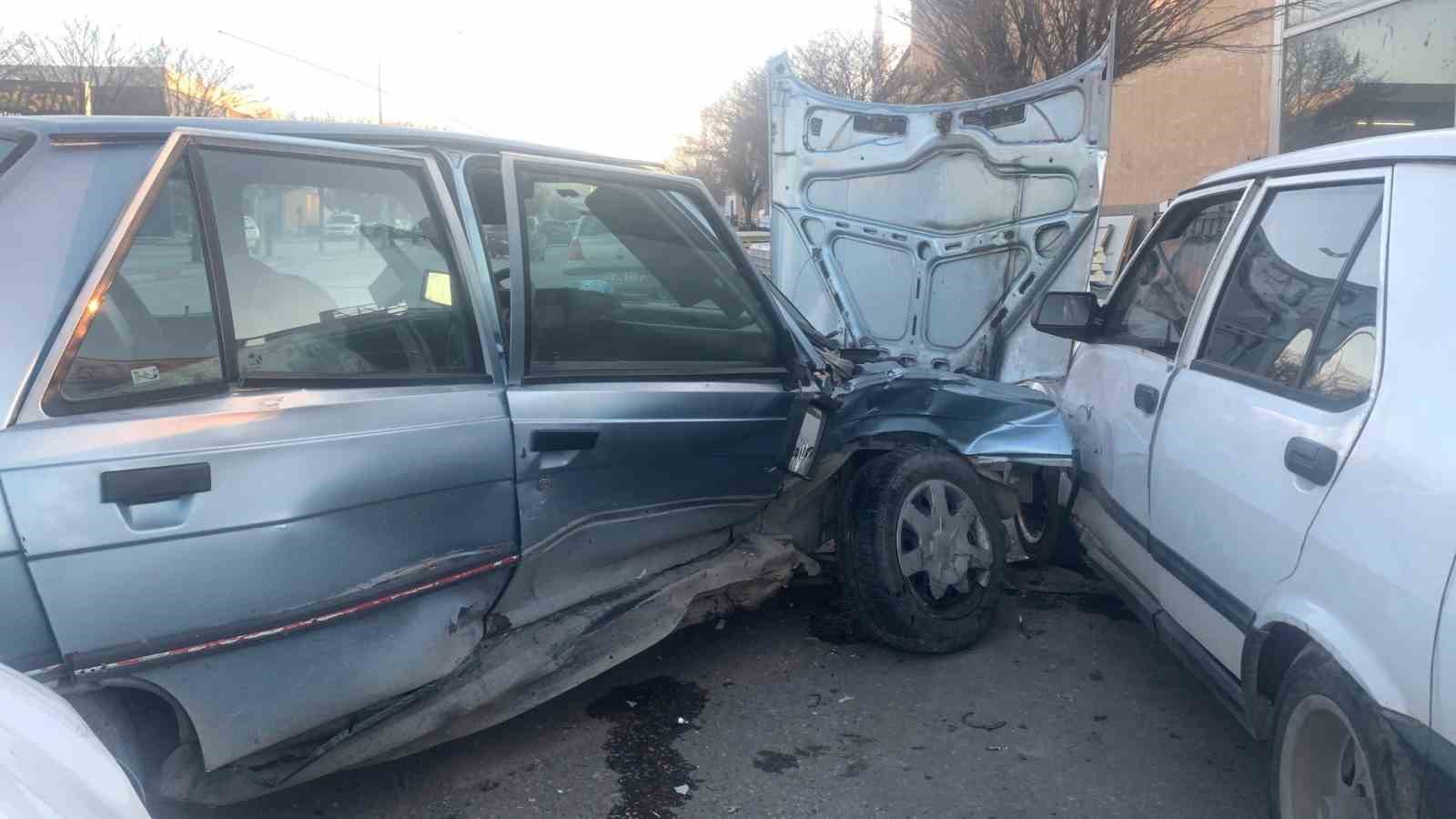 Karaman’da otomobiller çarpıştı: 2 yaralı
