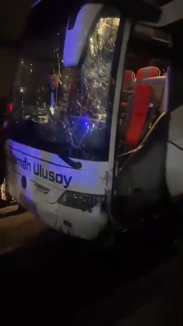 Şoför fenalaştı, direksiyona geçen kadın yolcu faciayı önledi