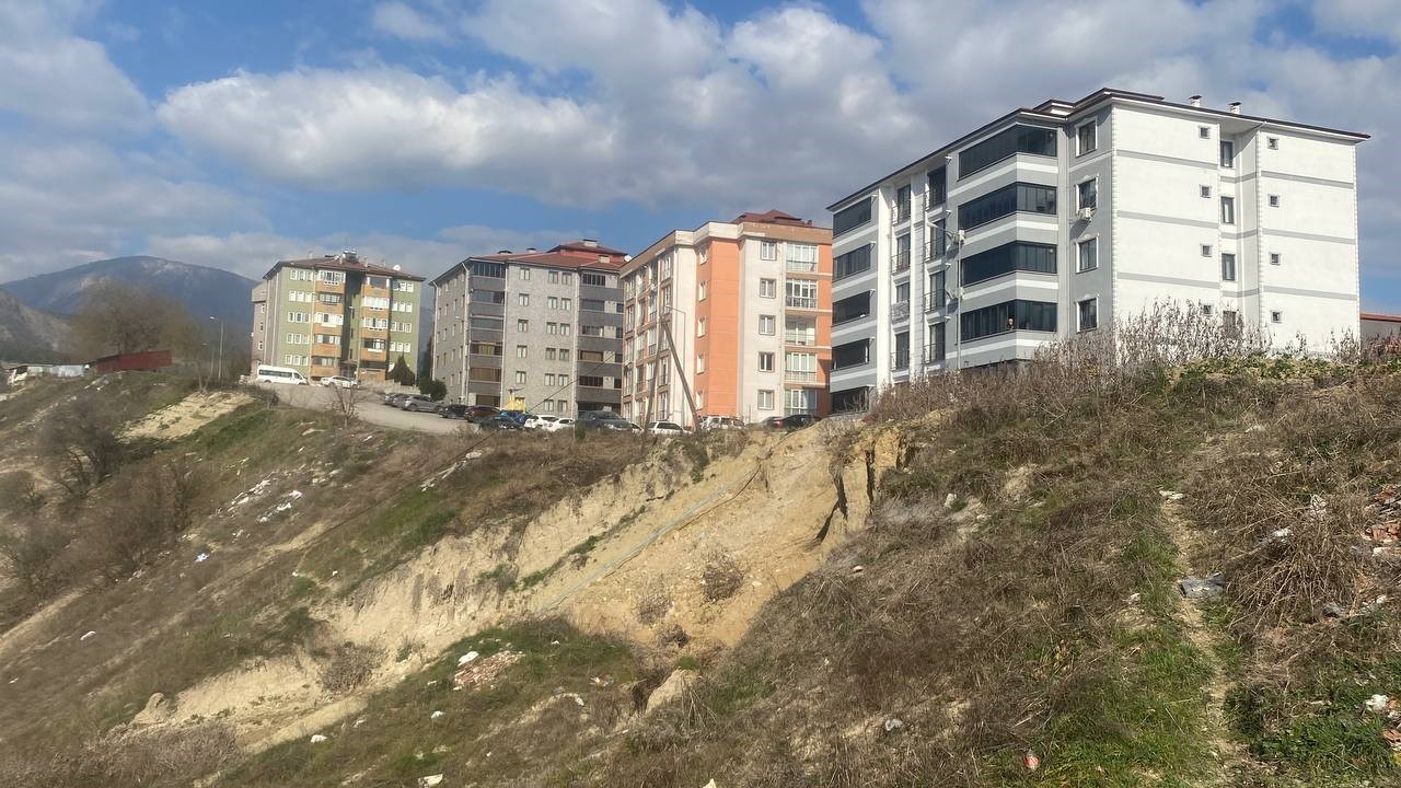 Heyelan nedeniyle apartman sakinleri tedirginlik yaşıyor