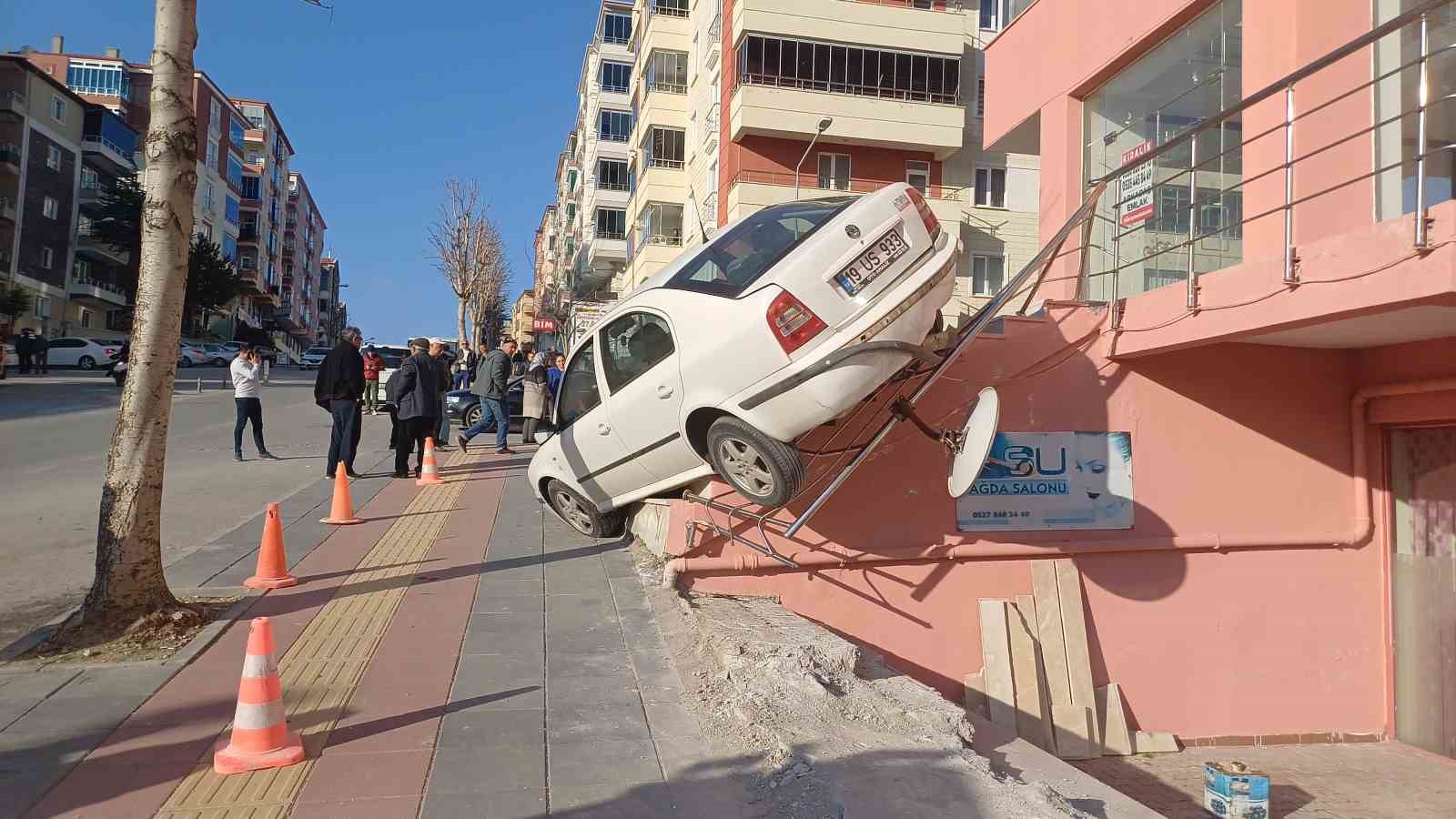 Kazara el freni indirilen otomobil binanın merdiveninde asılı kaldı