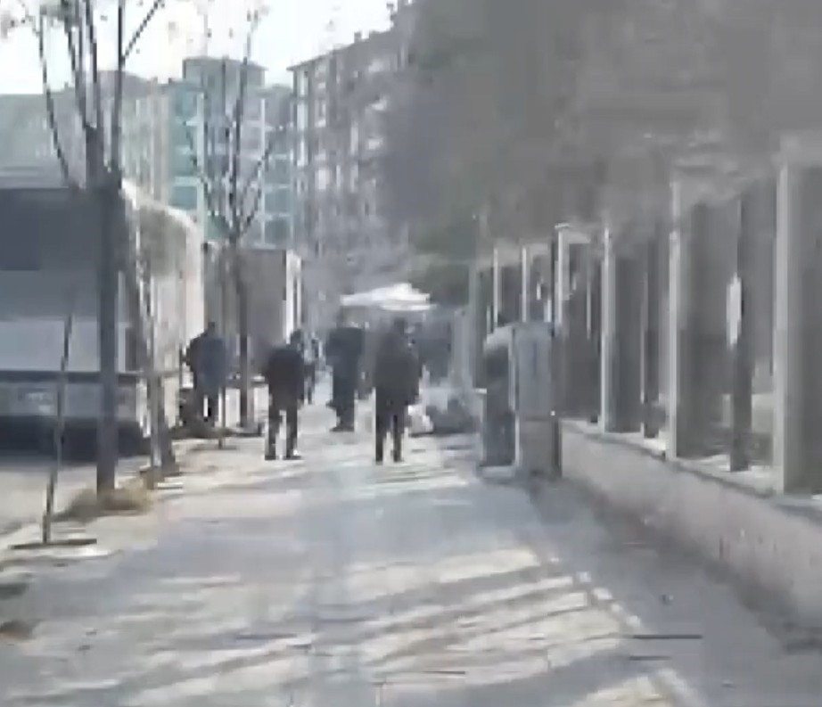Birbirlerine bıçak ve silahla saldıran dolmuş şoförlerinin yardım bekledikleri anlar kamerada