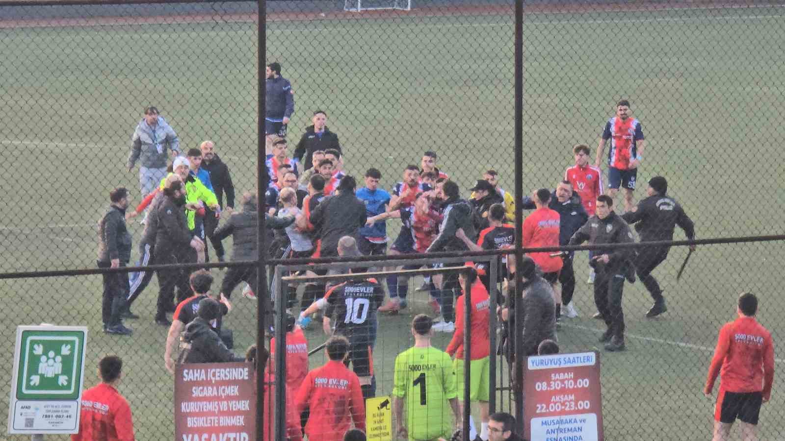 Amatör maçta devre arası hem saha hem de tribün karıştı