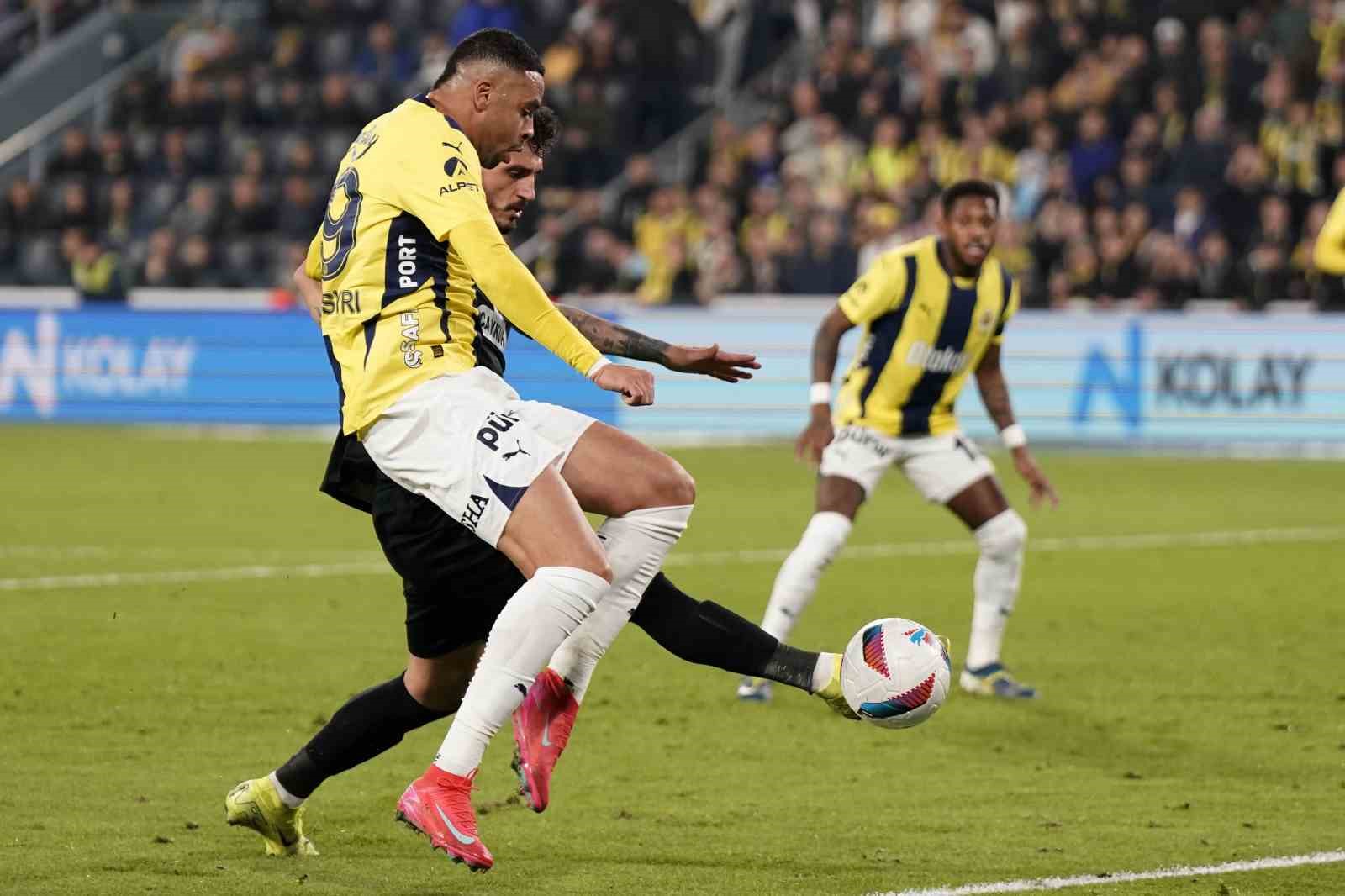 Trendyol Süper Lig: Fenerbahçe: 1 - Çaykur Rizespor: 2 (İlk yarı)
