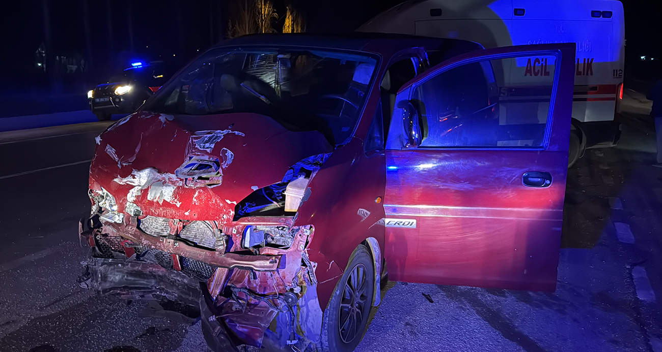 Sivas’ta minibüs hafif ticari araçla çarpıştı: 7 yaralı