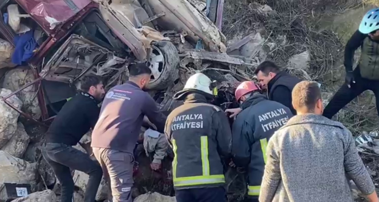 İstinat duvarına çarpan Tofaş hurdaya döndü, araçta sıkışan genç güçlükle kurtarıldı