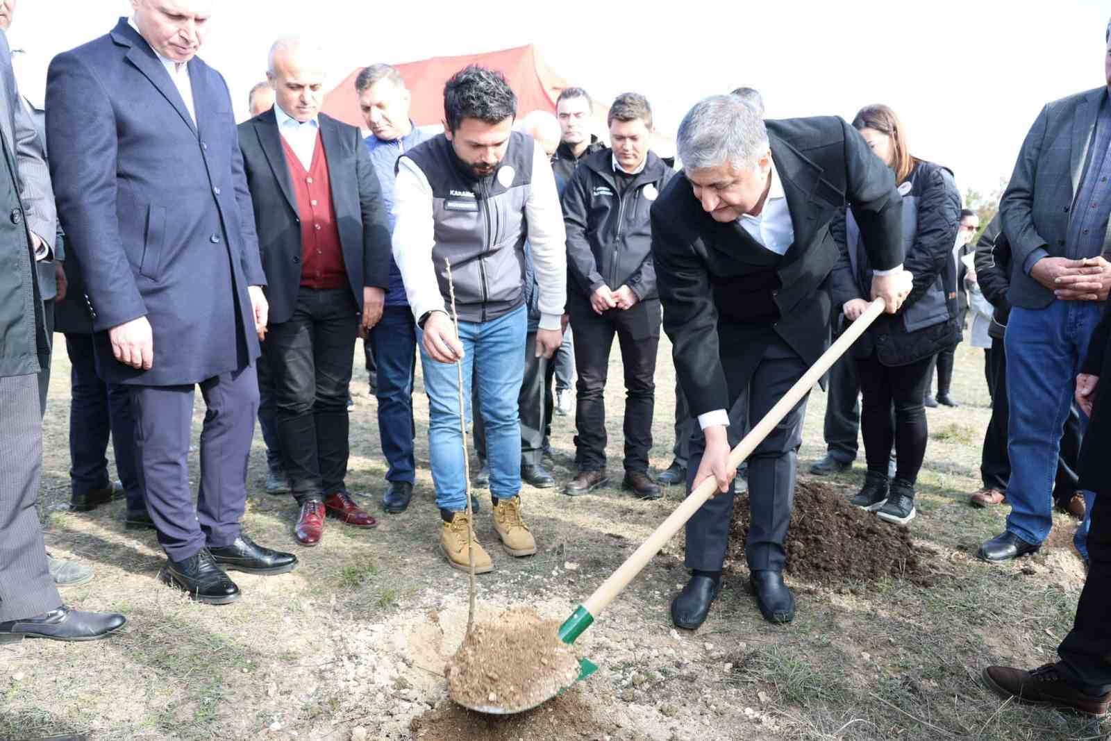 Karabük’te sumak fidanları toprakla buluşturuldu