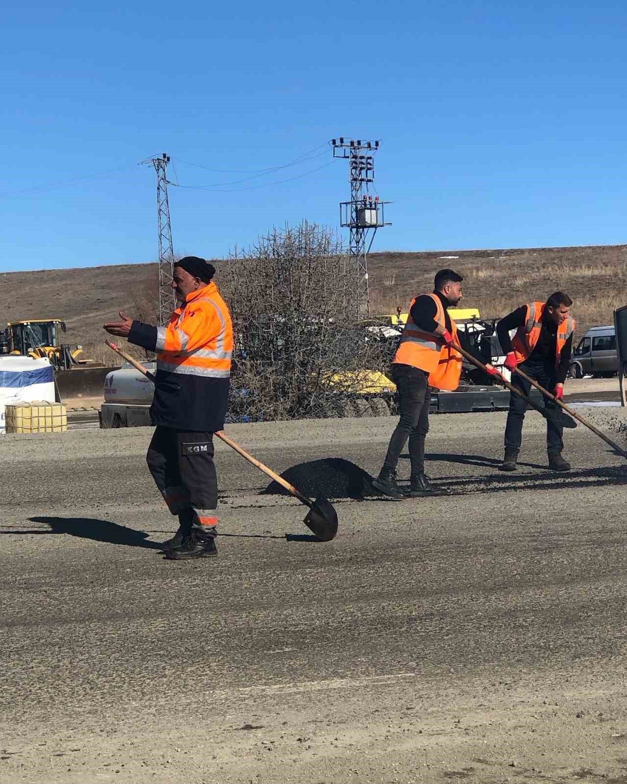 İmranlı Yolu köstebek yuvasına döndü