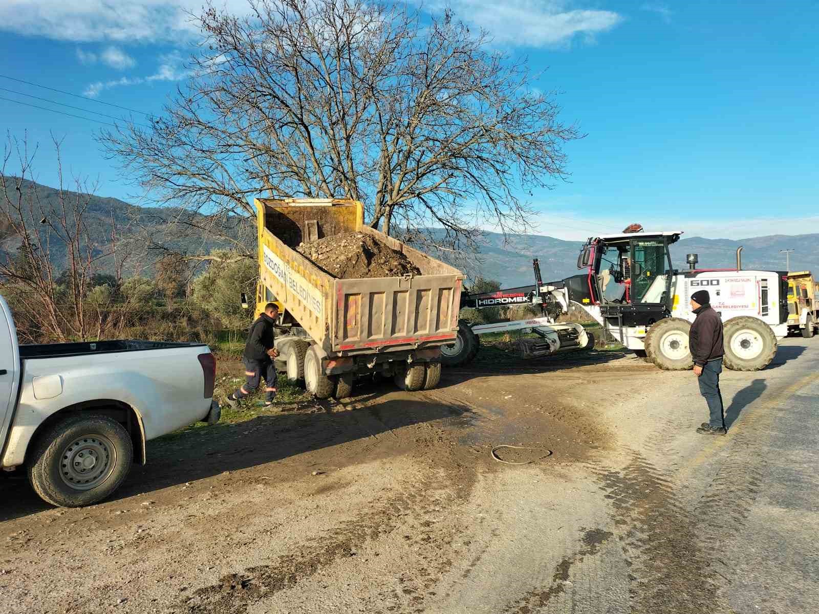 Bozdoğan Belediyesi arazi yollarında düzenleme çalışmalarını sürdürüyor