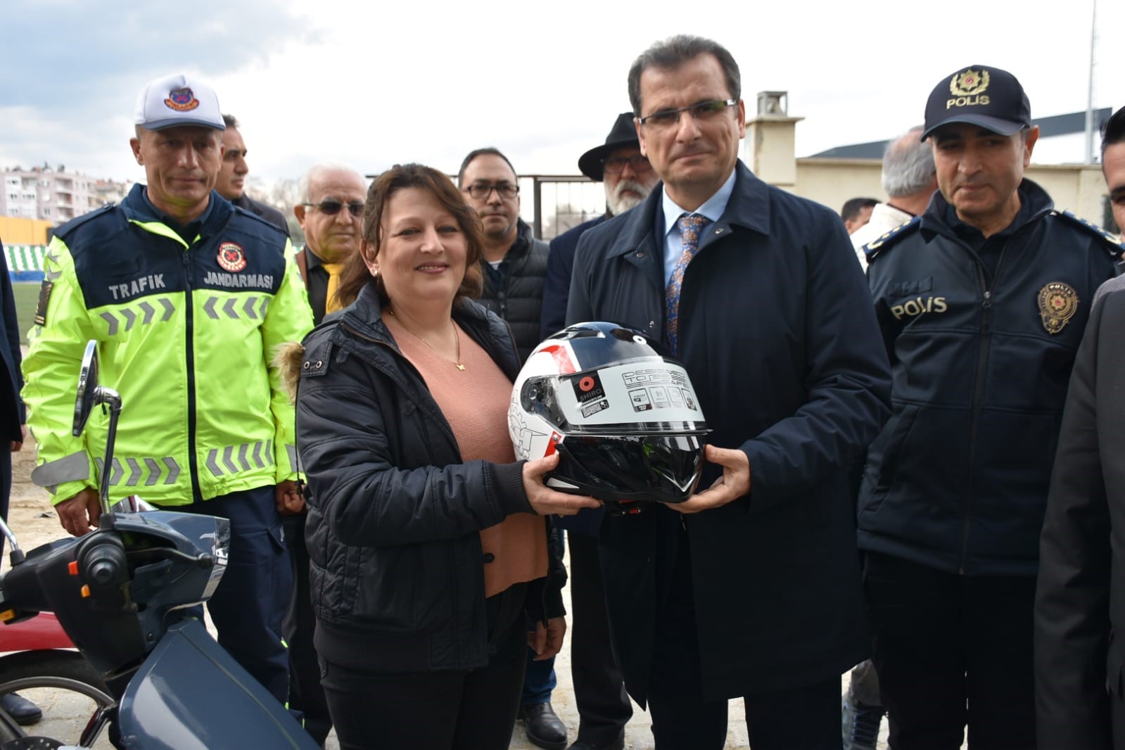 Manisa’da motosiklet sürücülerine kask dağıtıldı
