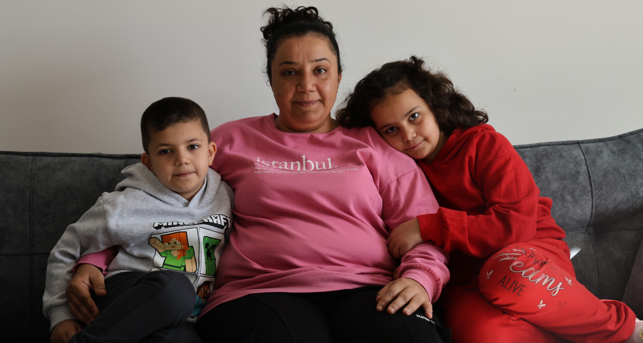 Depremde evleri ağır hasar alan aile, TOKİ konutlarında artık güvenle yaşıyor