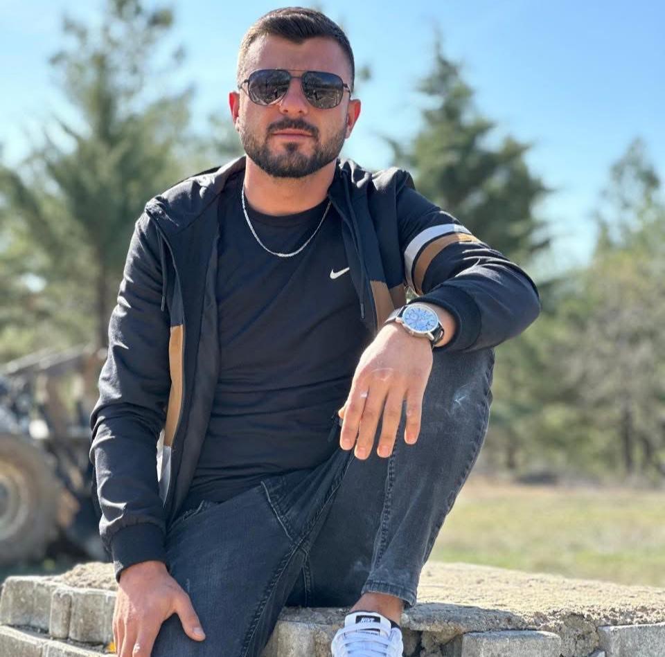 Öldürülen genç aldığı iki bıçak darbesine karşı tarafın peşinden gitti