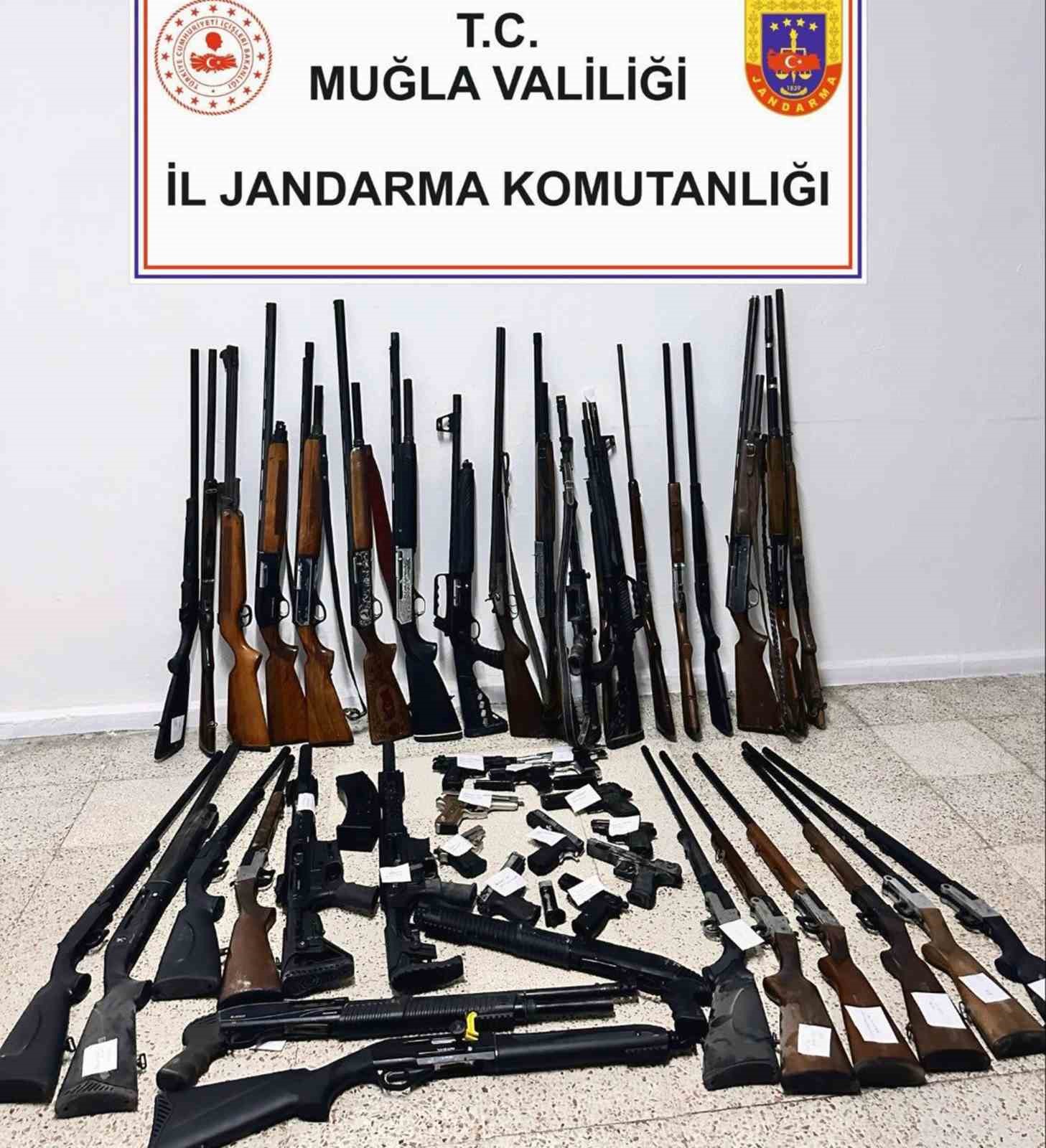Milas’ta çok sayıda tüfek ve kurusıkı tabanca ele geçirildi