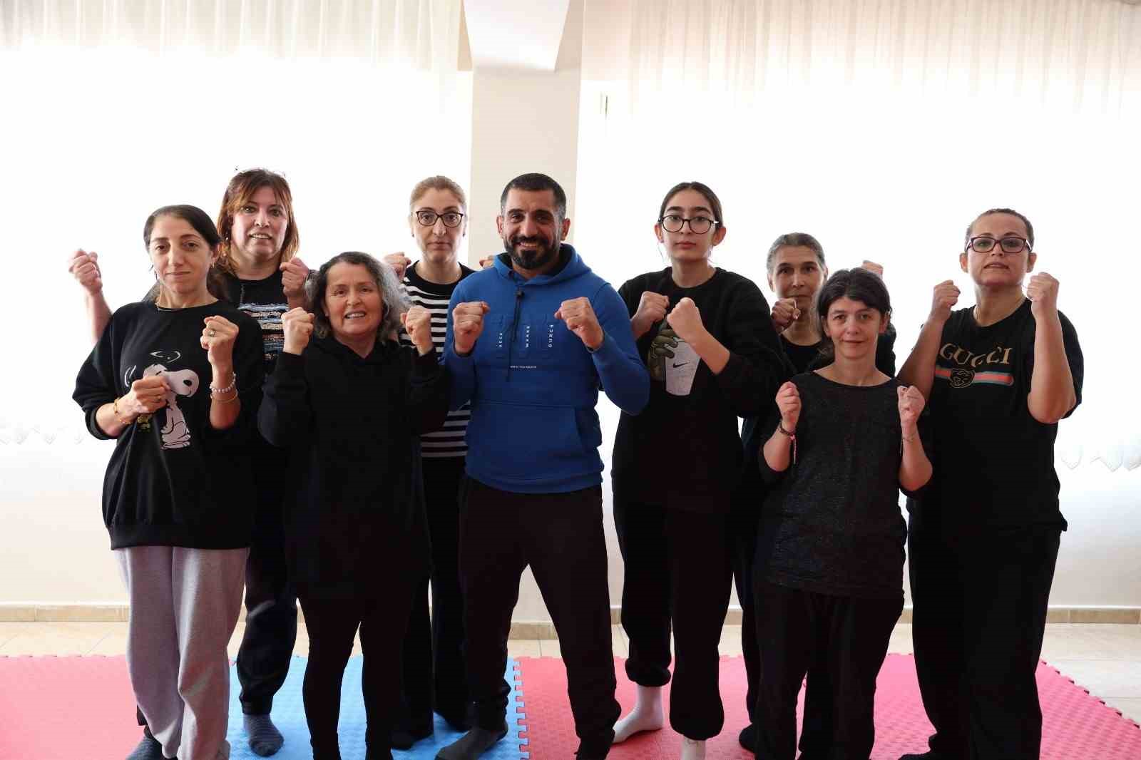 Bayraklılı kadınlar yakın savunma öğreniyor
