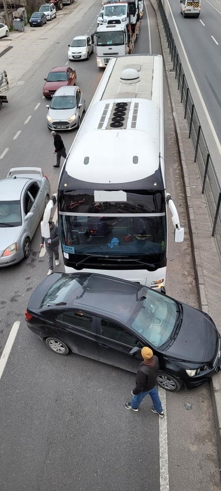 Yalova’da servis otobüsü otomobille çarpıştı