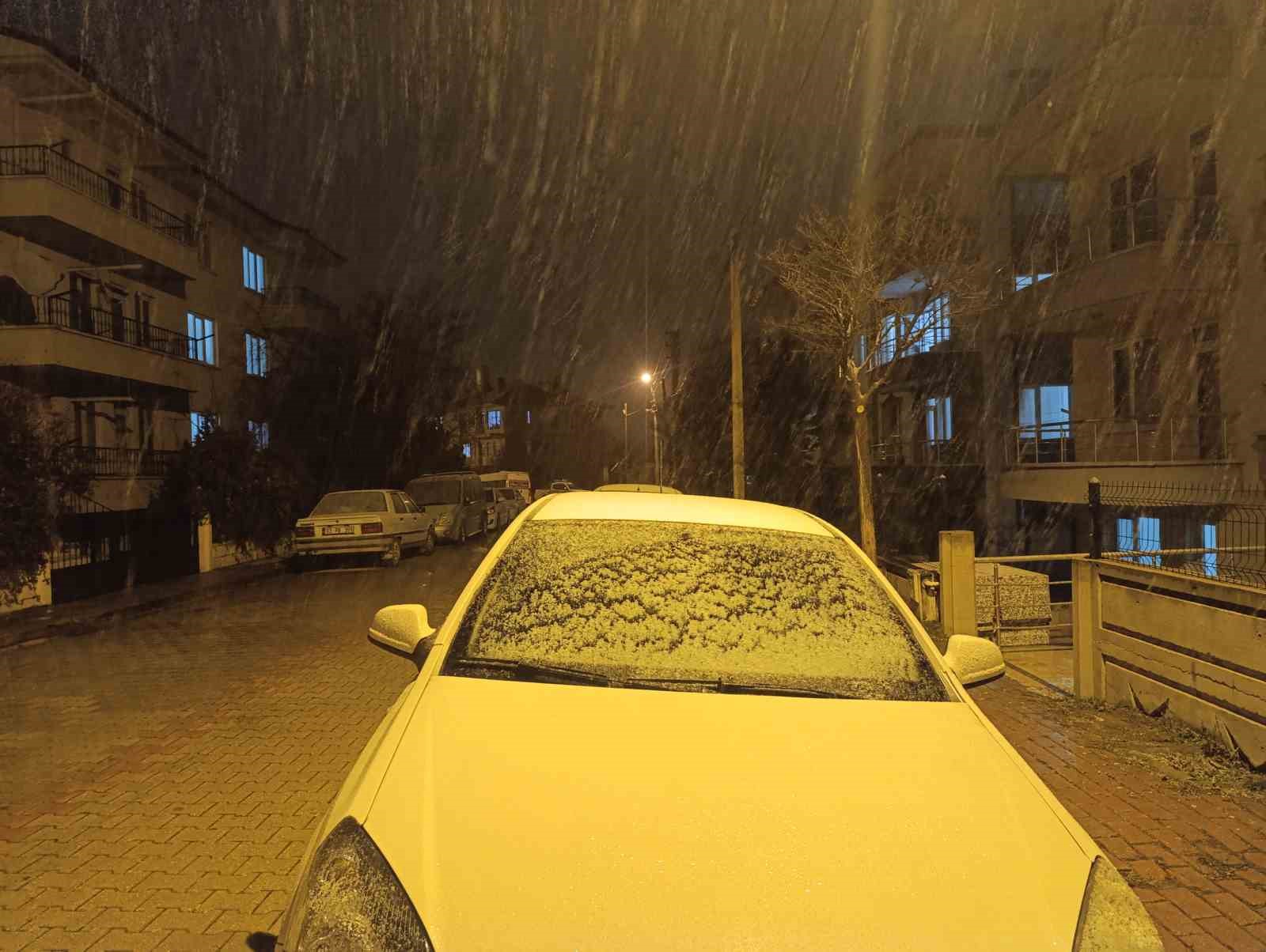 Afyonkarahisar’da beklenen kar yağışı başladı