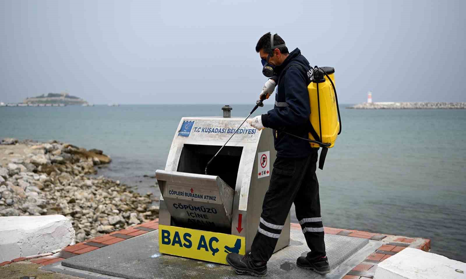 Kuşadası Belediyesi ilçe genelinde temizlik çalışmalarına devam ediyor