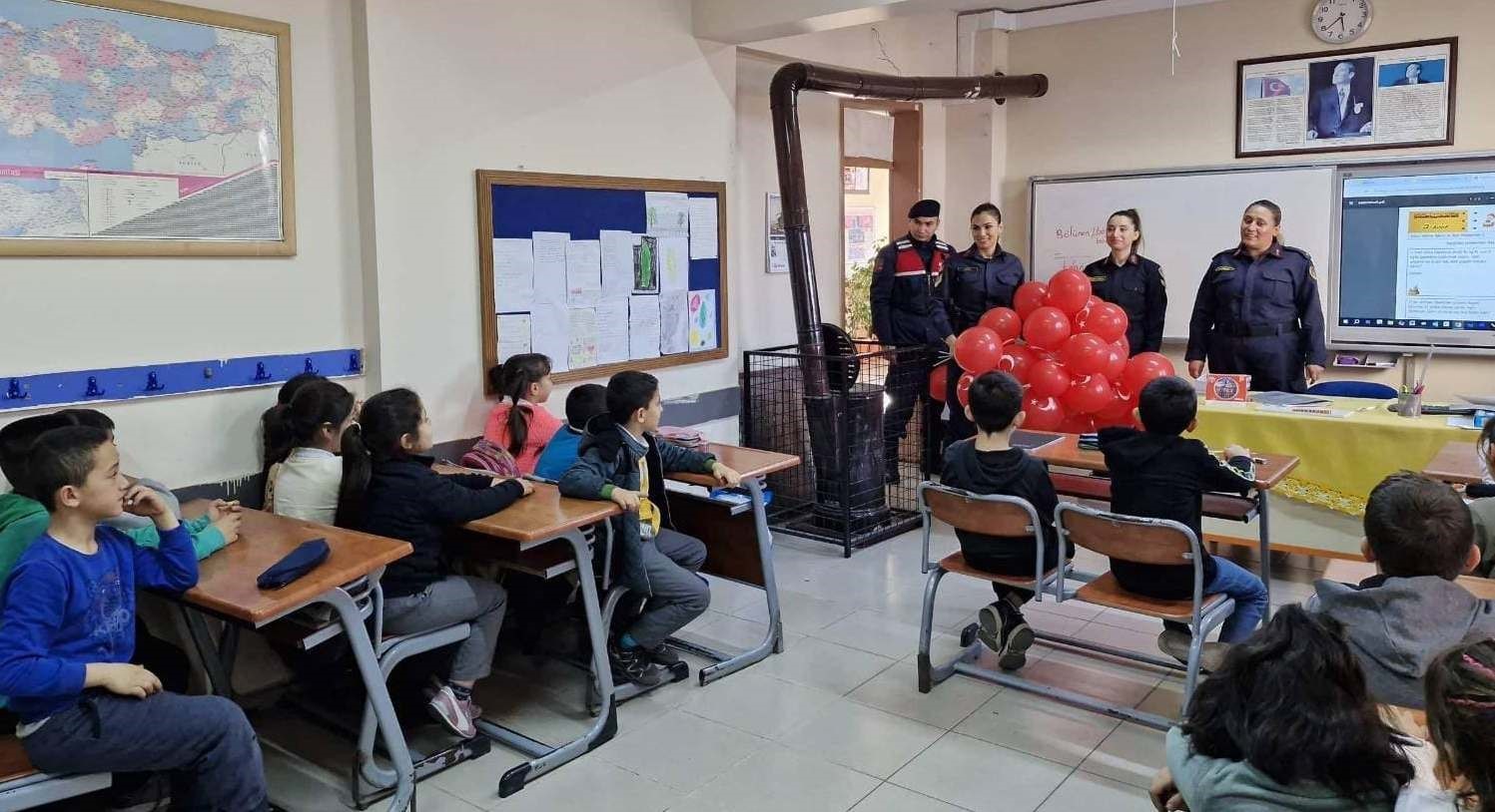 Öğrenciler, ’Güvenli okul güvenli gelecek’ projesi kapsamında bilgilendiriliyor