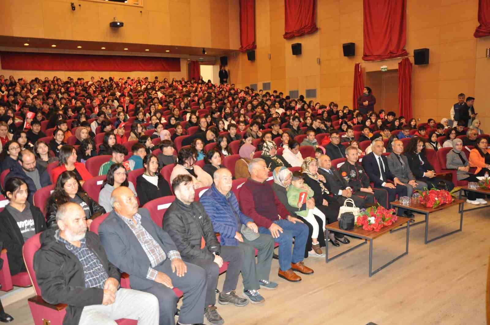 Türkiye’nin ilk astronotu Alper Gezeravcı memleketi Silifke’de öğrencilerle buluştu