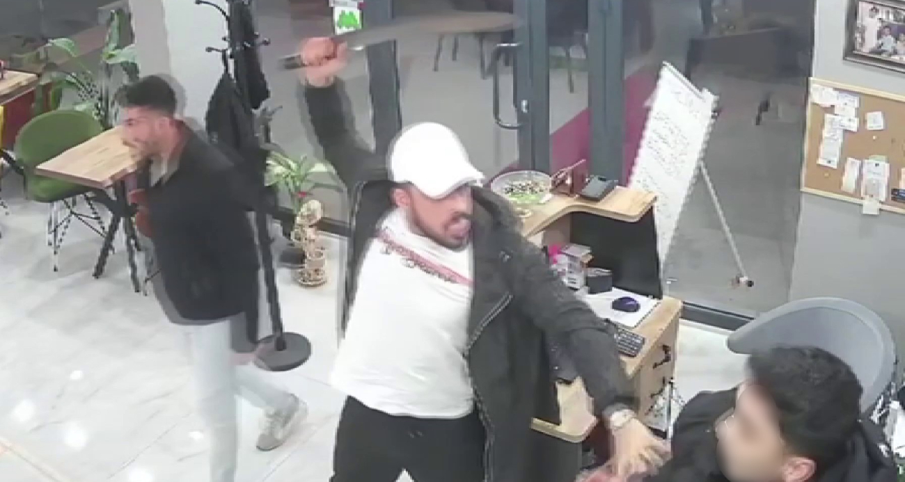 Büyükçekmece’de lokantada palalı, silahlı kavga kamerada: 2 yaralı
