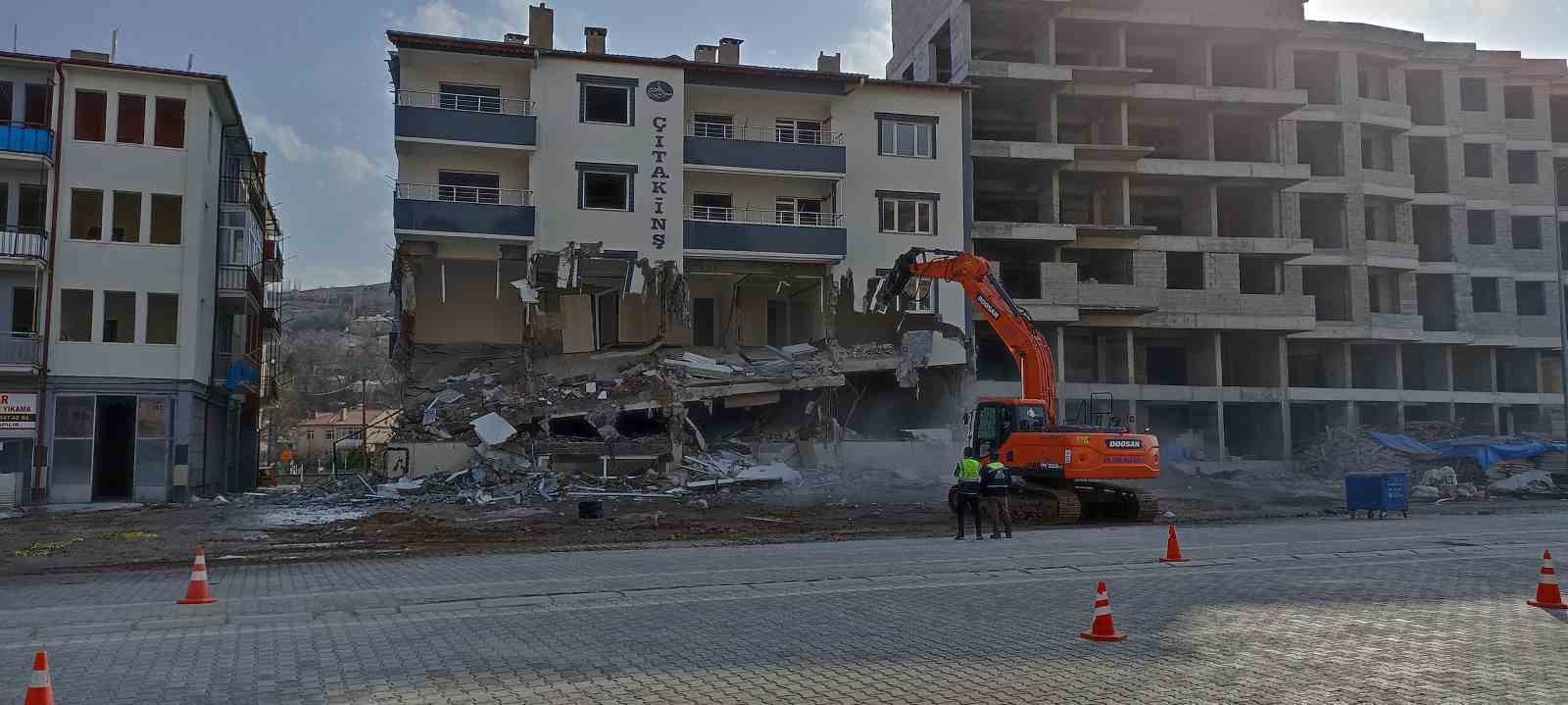 Depremde evi ve iş yeri zarar gören vatandaş: 