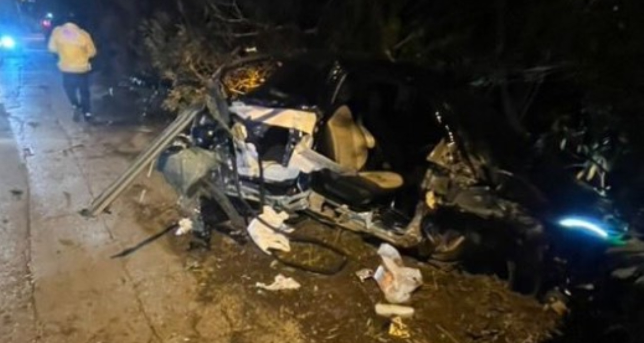 Elektrik direğine çarpan Fiat otomobil hurdaya döndü: 2 yaralı