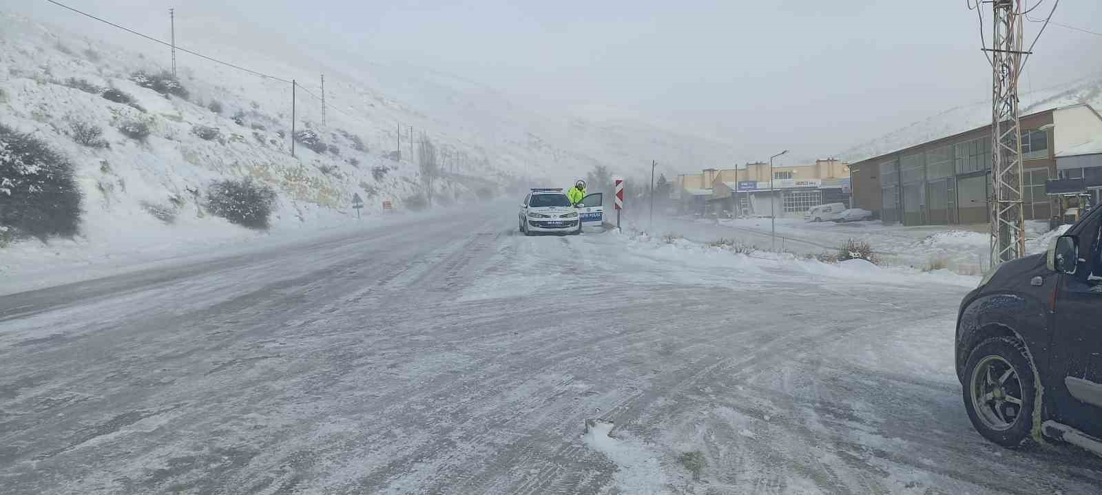 Yoğun kar ve tipi Sivas’ta ulaşımı aksatıyor