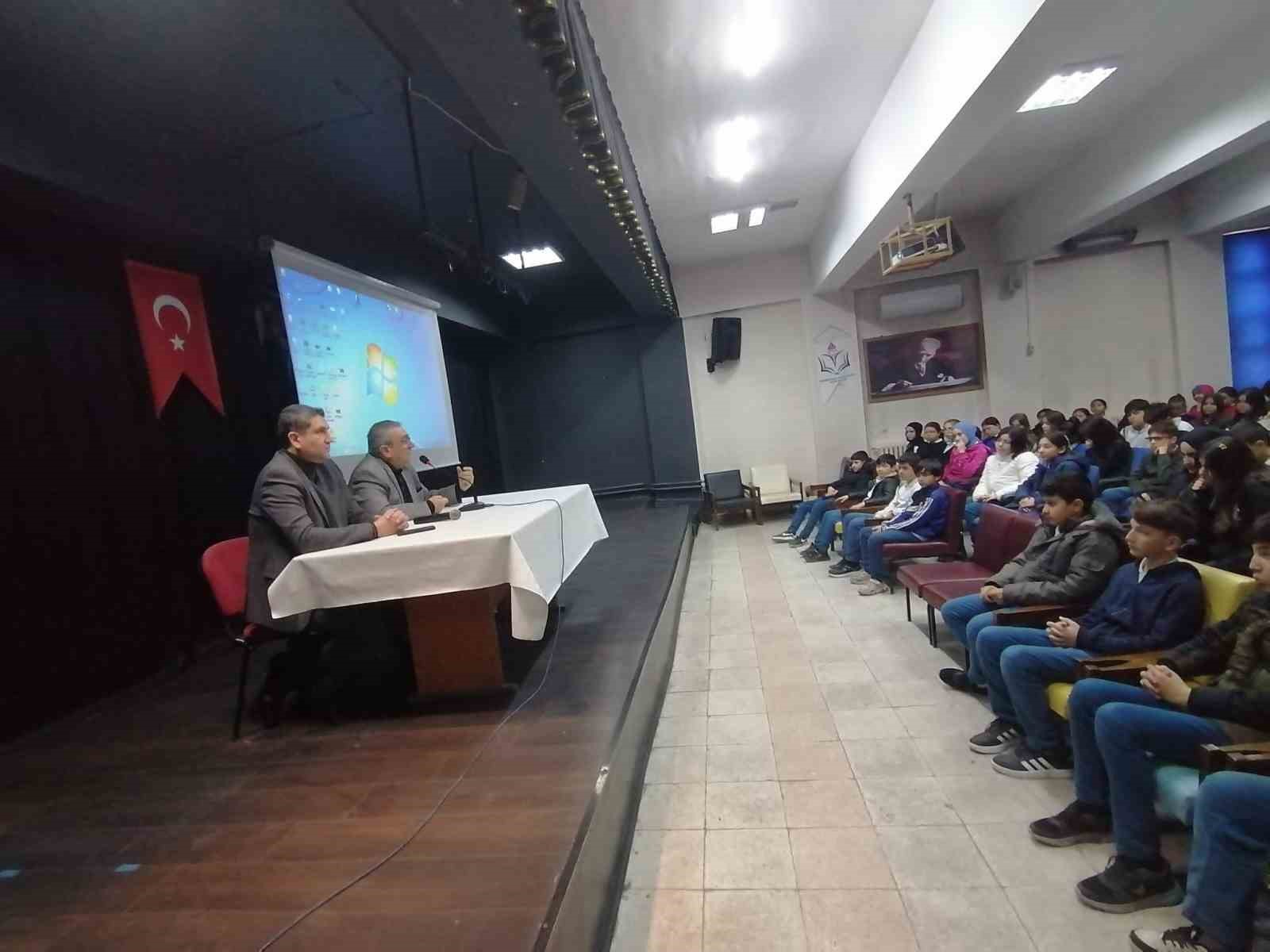 Eskişehir Orgeneral Halil Sözer Ortaokulu’nda öğrencilere yönelik yazar ve şair etkinliği düzenlendi