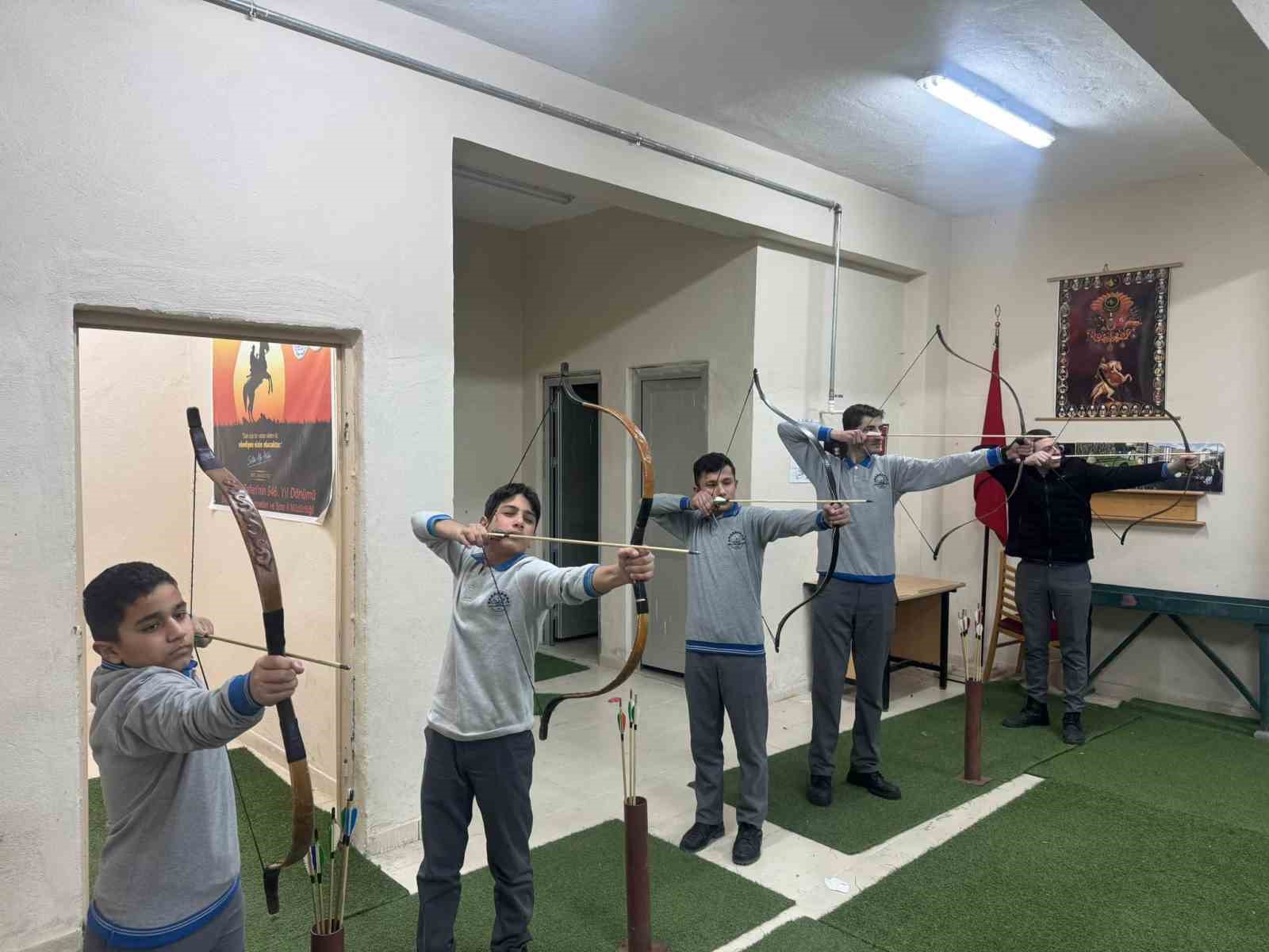 Bayburt’ta lise öğrencilerine okçuluk eğitimi verildi