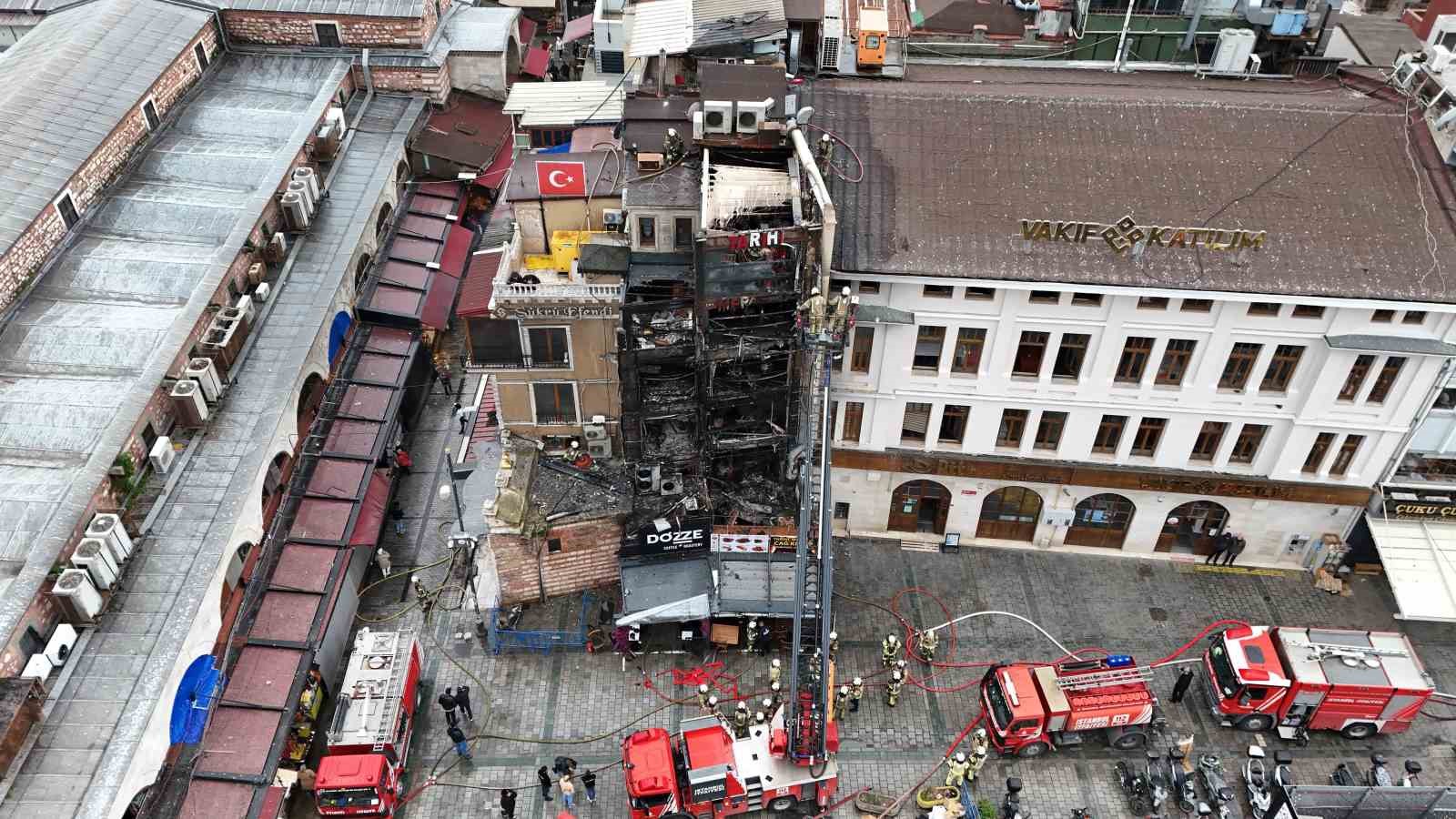 Eminönü’nde çıkan yangında kullanılamaz hale gelen restoran havadan görüntülendi