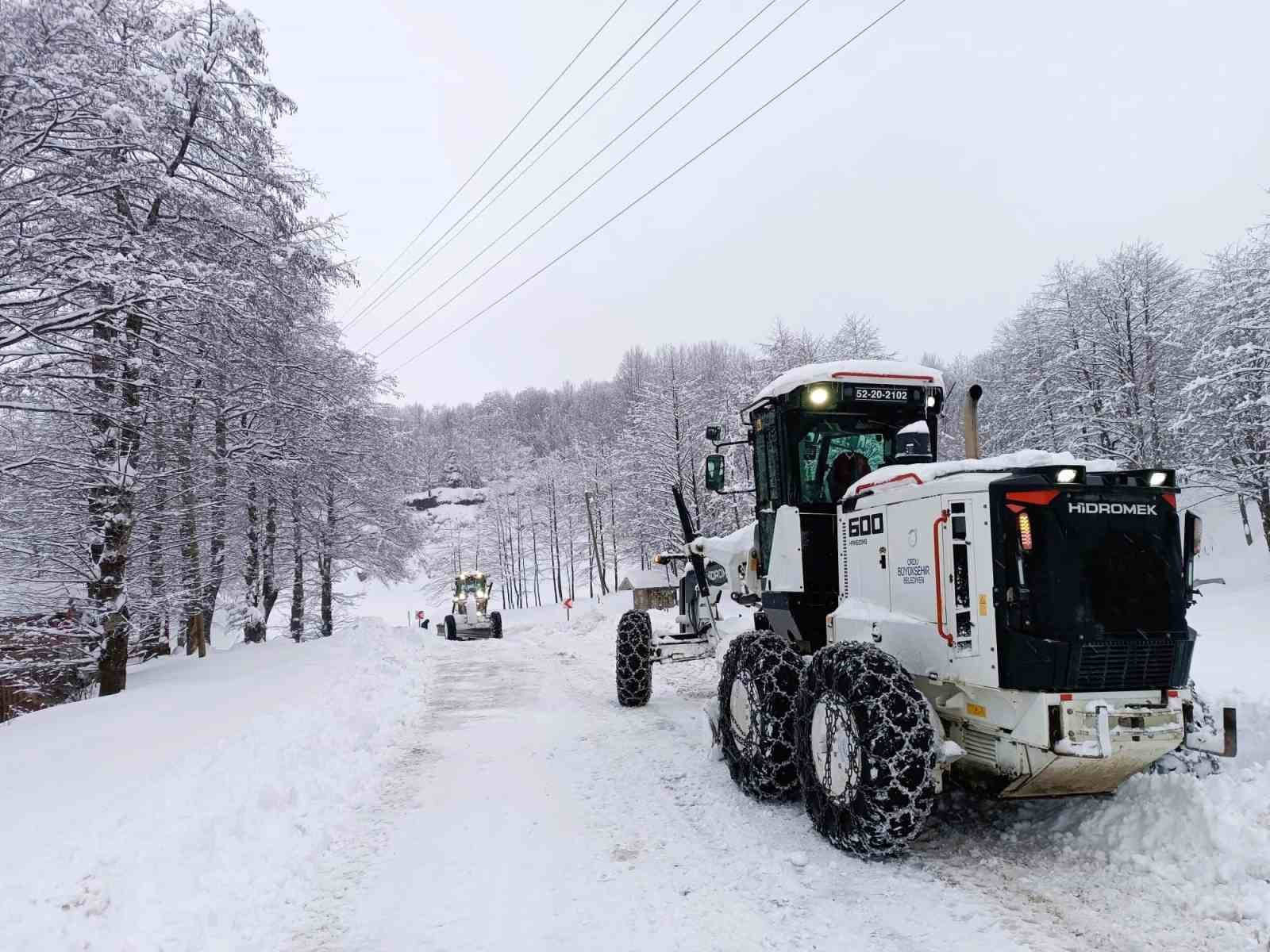 Ordu’da kardan kapanan 465 mahalle yolundan 342’si ulaşıma açıldı