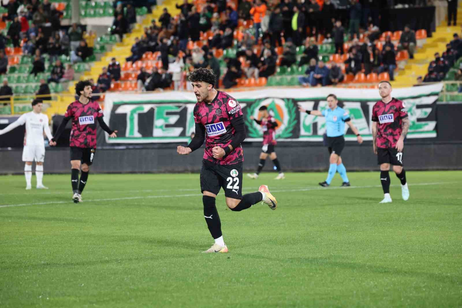 Ziraat Türkiye Kupası: Alanyaspor: 3 - Fatih Karagümrük: 1 (İlk yarı)