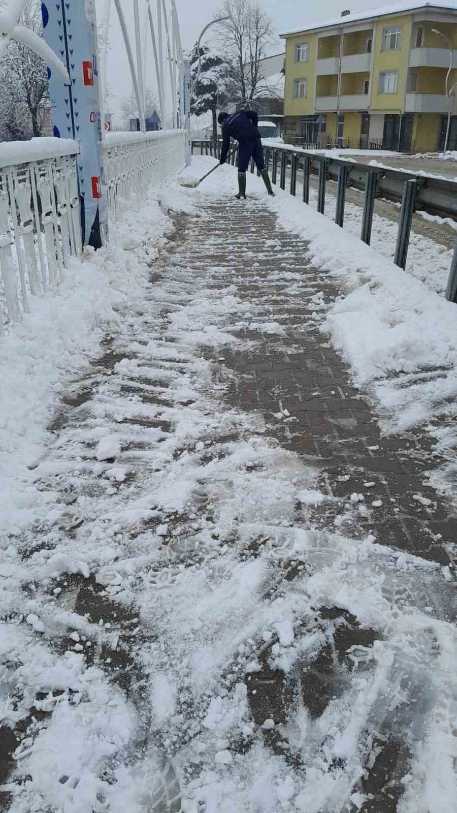 Çilimli’de kar temizleme çalışması