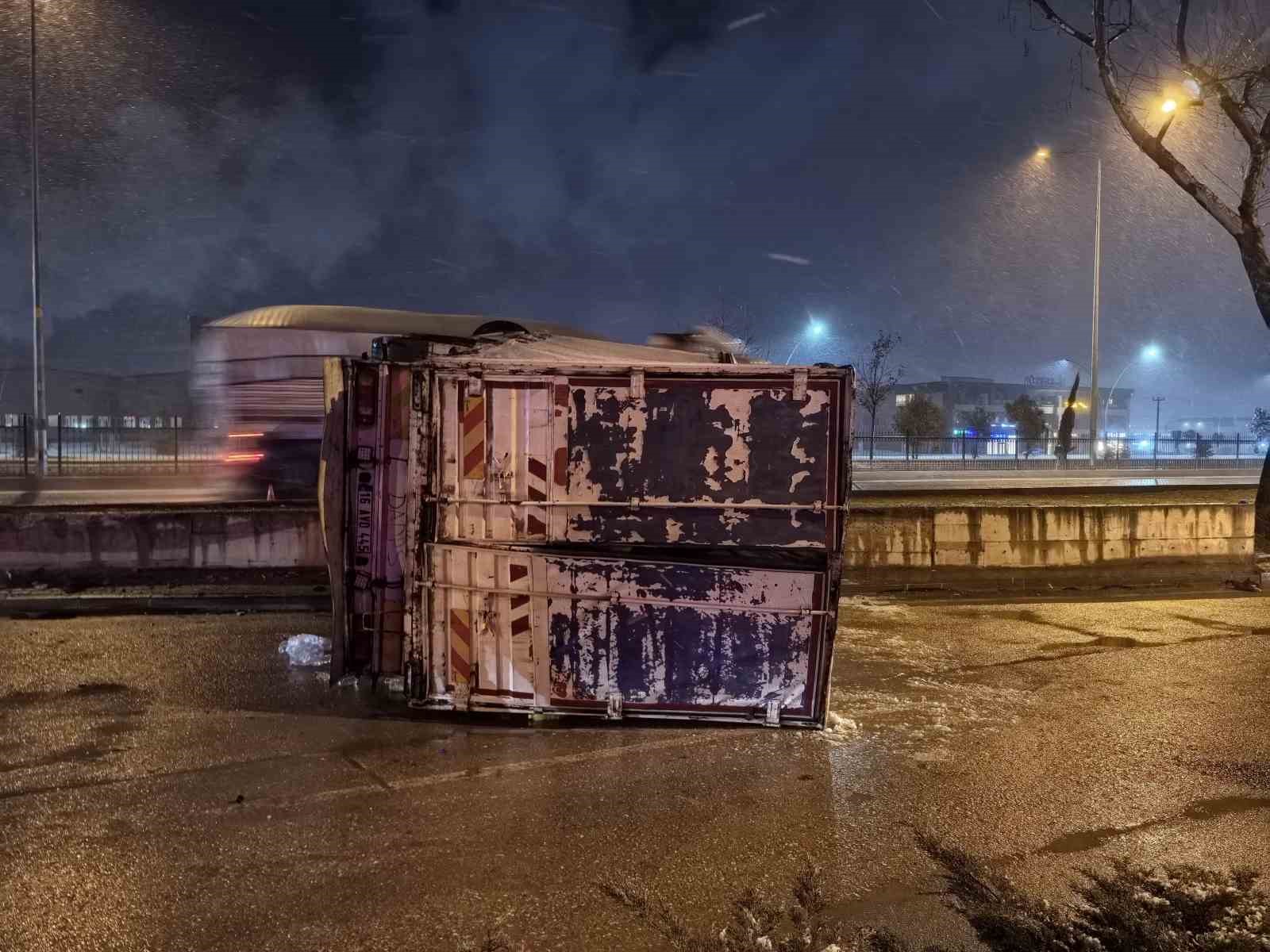 Bursa’da içecek yüklü kamyon devrildi