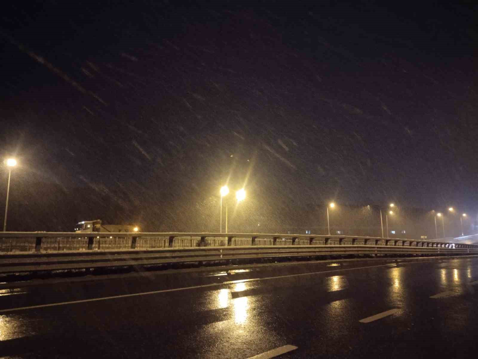 İstanbul’da yüksek kesimlerde kar yağışı etkili oluyor