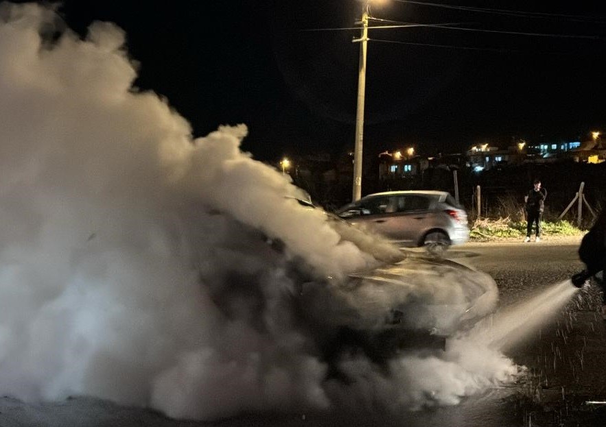 Kazaya karışan araçta yangın çıktı