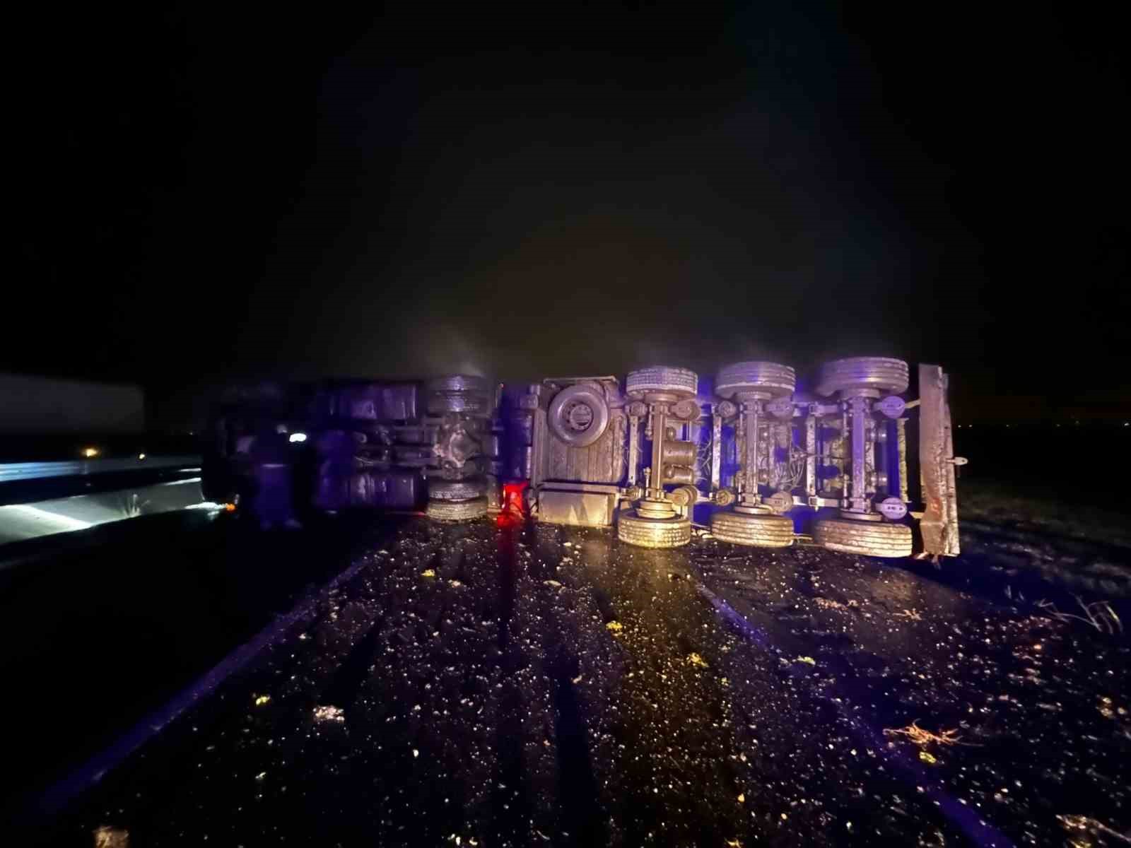 Mardin’de tır devrildi: 1 yaralı