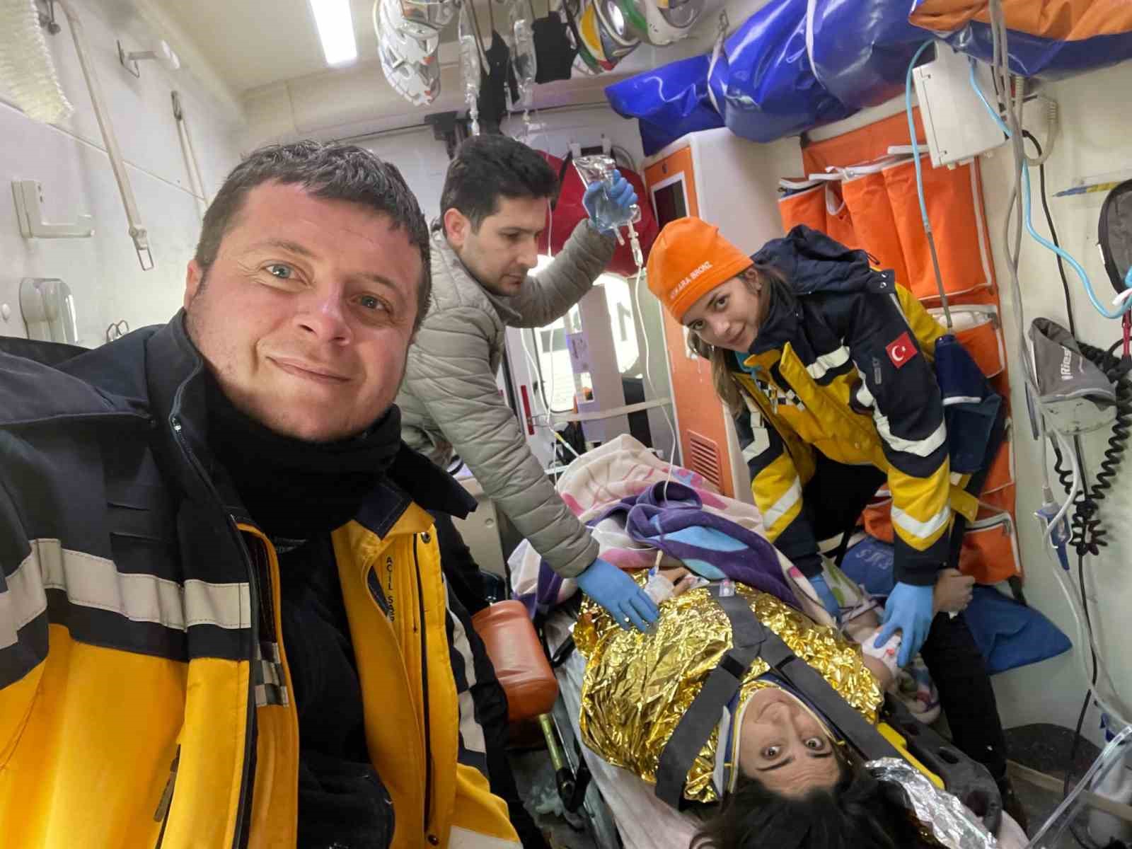 İl Sağlık Müdürü Özdemir depremzedeyi, depremzede de onu unutmadı