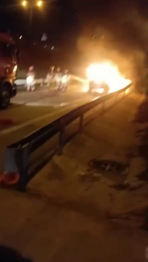 Otomobil alevlere teslim oldu: O anlar kamerada