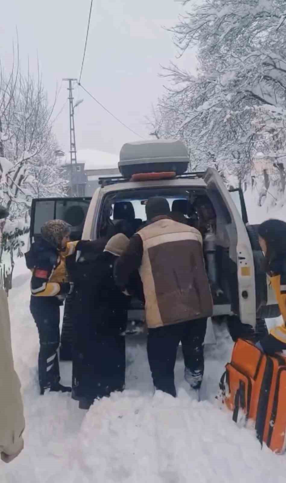 Yolu kapanan köydeki hasta kadın paletli ambulansla hastaneye ulaştırıldı