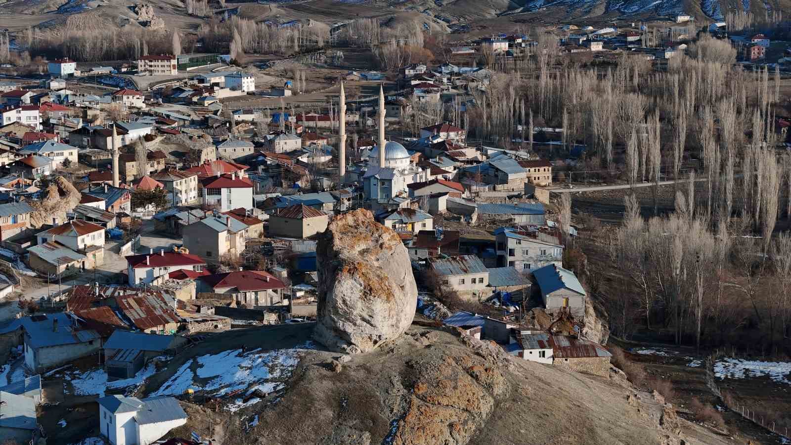 Köyün üstündeki devasa kayanın efsaneleri dilden dile dolaşıyor