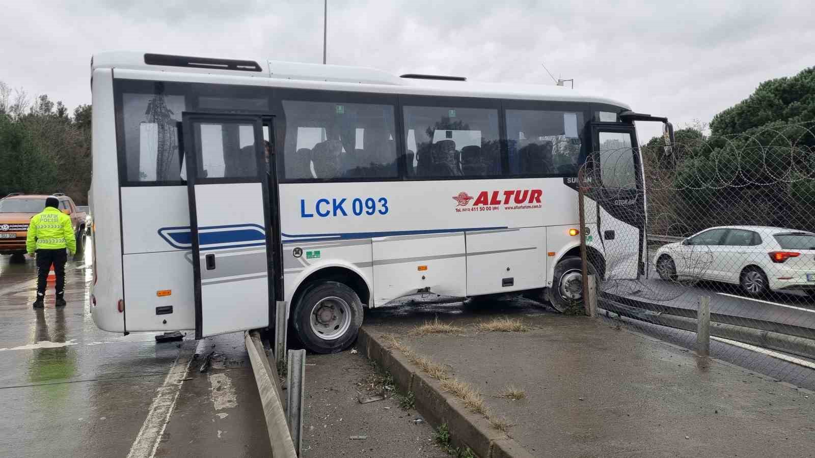 Eyüpsultan’da işçi servisi kaza yaptı: Araçta hasar oluştu