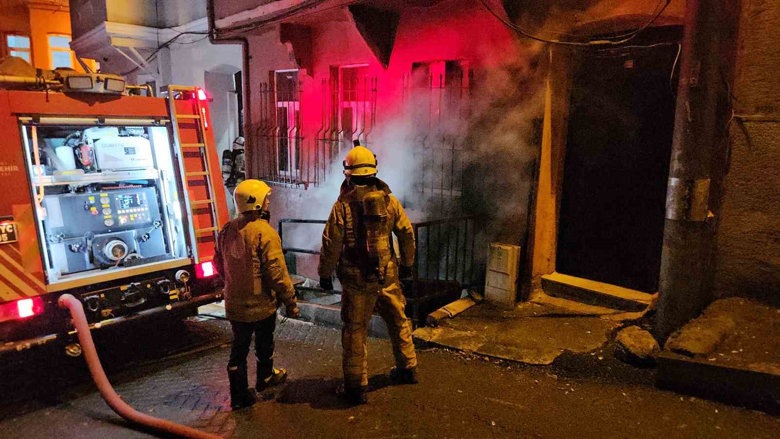 Beyoğlu’nda 4 katlı binada elektrik sobasından yangın çıktı