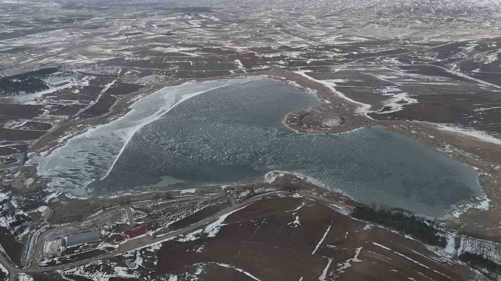 Sibirya soğuklarının etkili olduğu kentte, koruma altındaki göl dondu