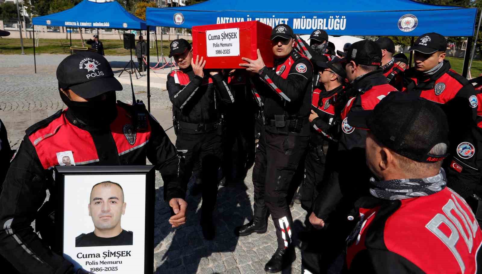 Babaya son bakış: Kazada hayatını kaybeden polis gözyaşlarıyla uğurlandı