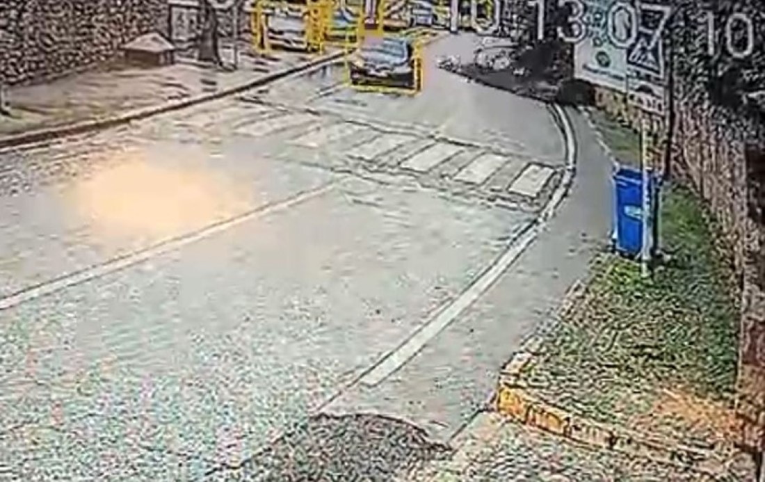 Üsküdar’da istinat duvarı çöktü, bir araç toprak altında kalmaktan saniyelerle kurtuldu