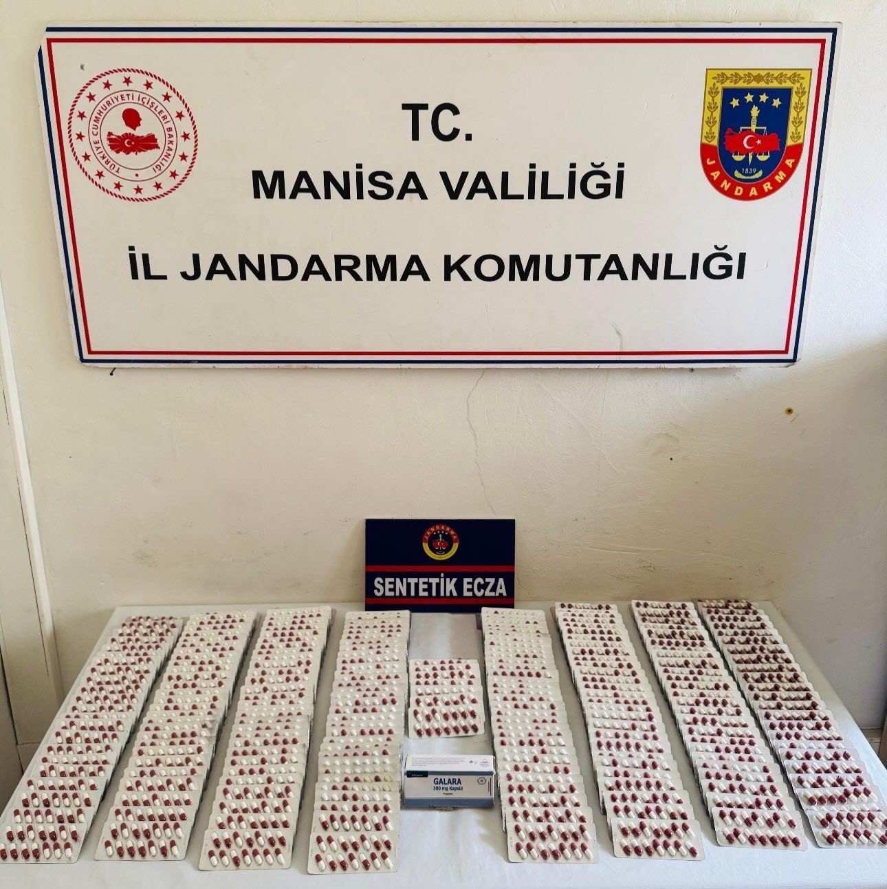Yüzlerce sentetik ecza hapı ele geçirildi