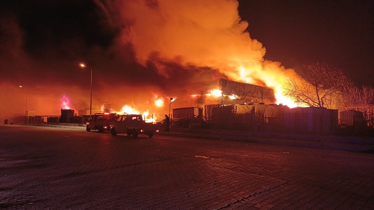 İtfaiye ekipleri alevlerin sardığı fabrikanın bahçesine girerek yangına müdahale etti